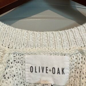 Olive & Oak White Women's Crew Neck Sweater